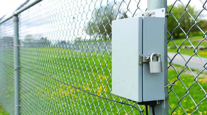 VCS-600 fence vibration detection processor mounted on chain link fence